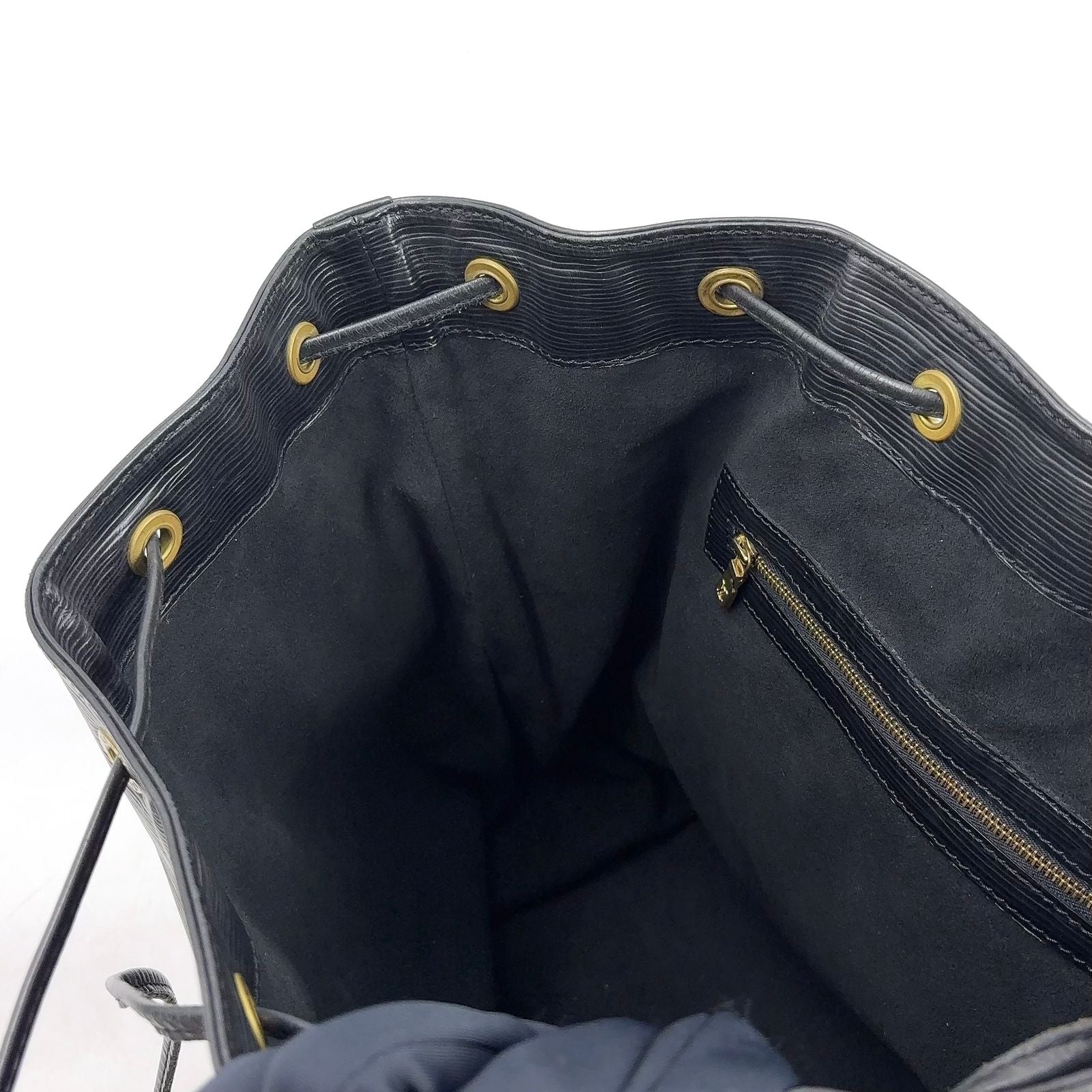 Louis Vuitton Noe Epi Noir Leather Black Shoulder Bag Gold — view 5