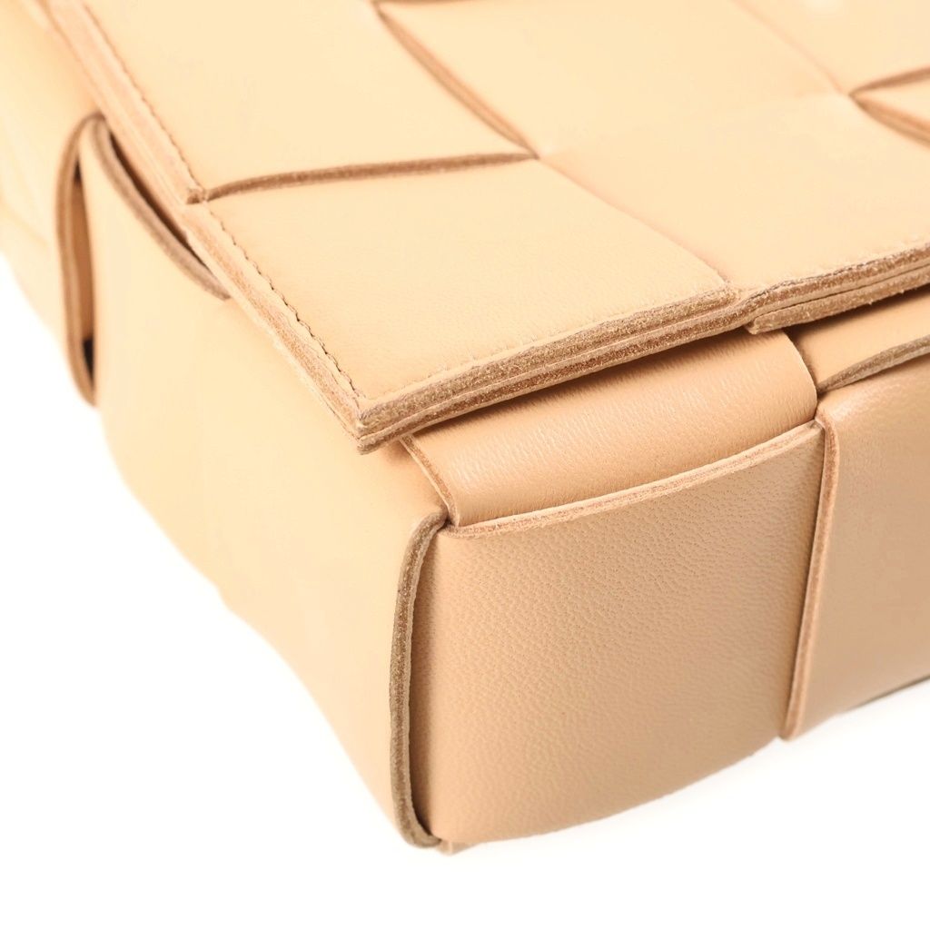 Bottega Veneta Cassette Maxi Intrecciato Leather Shoulder Bag Beige — view 5