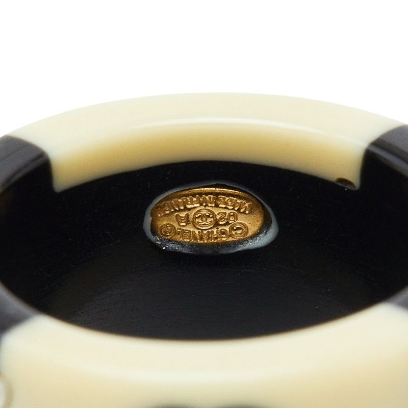Chanel CC Logo Ring Black Ivory Plastic Faux Pearl — view 5