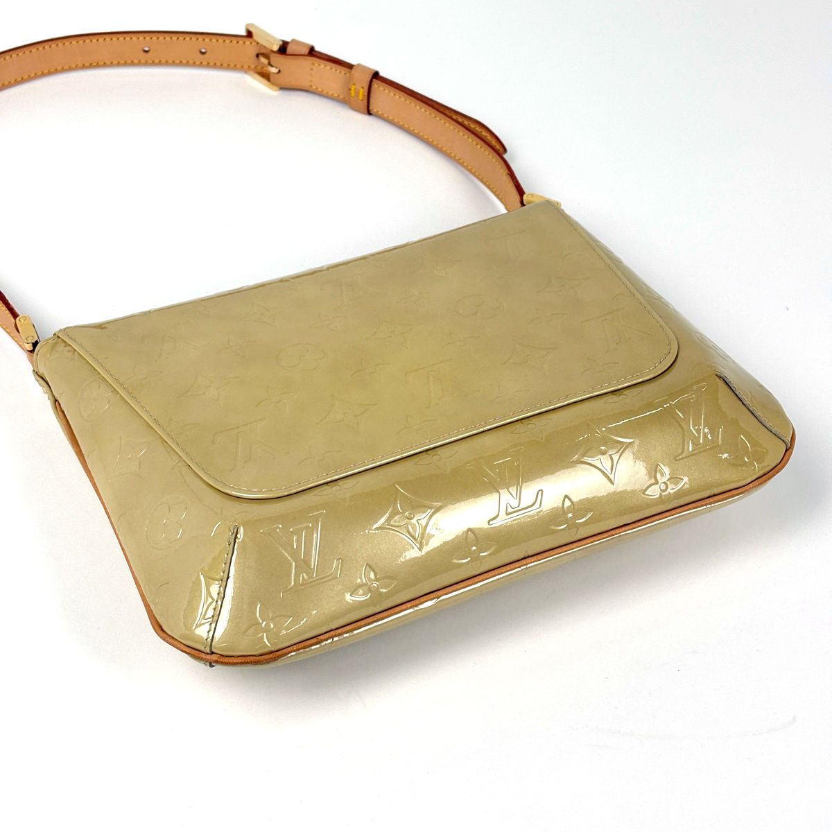 Louis Vuitton Thompson Street Shoulder Bag Patent Monogram Vernis Beige — view 2