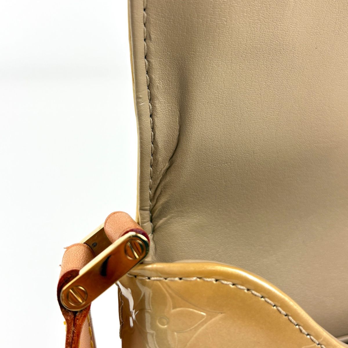 Louis Vuitton Thompson Street Shoulder Bag Patent Monogram Vernis Beige — view 7