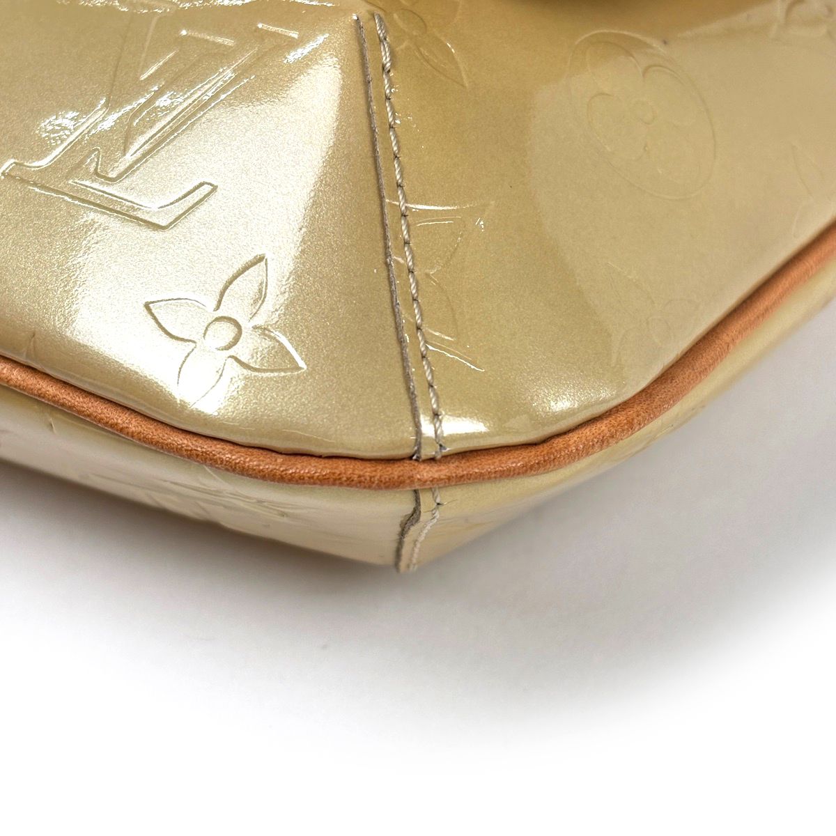 Louis Vuitton Thompson Street Shoulder Bag Patent Monogram Vernis Beige — view 3