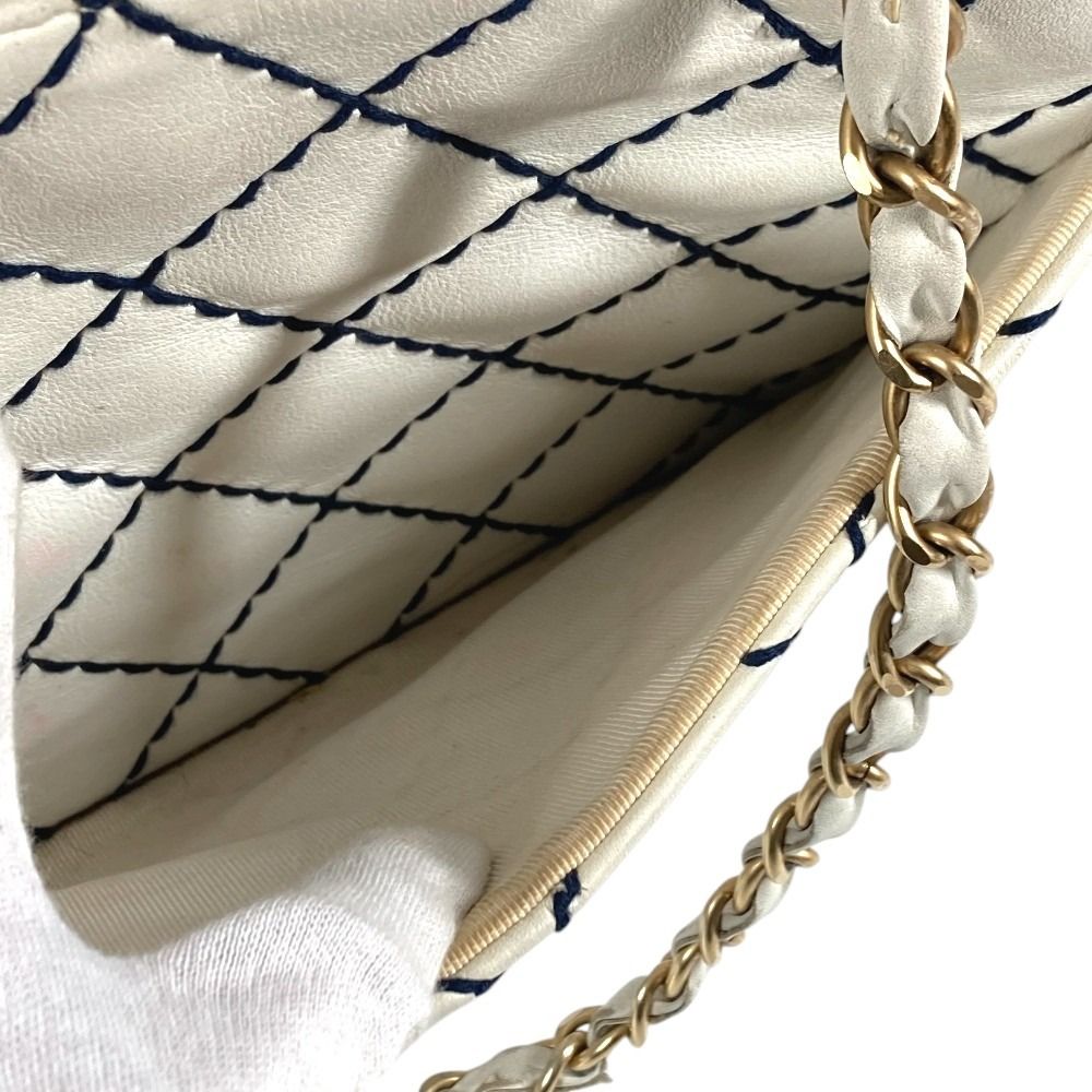 Chanel Shoulder Bag CC Logo Leather White — view 6