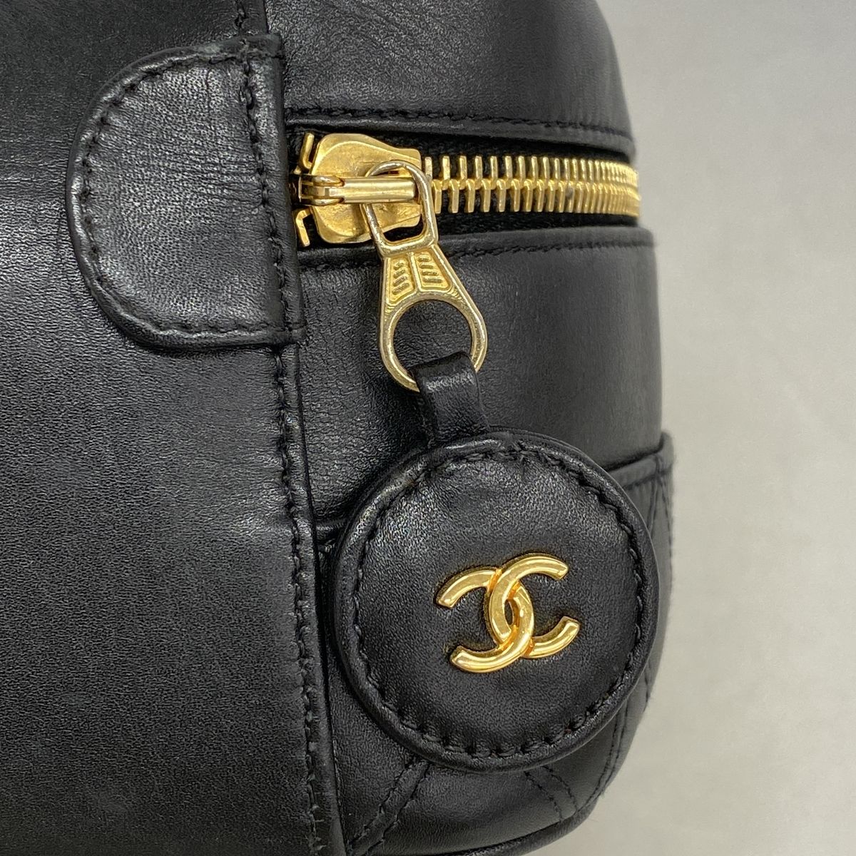 Chanel Vanity Bag Bicolor Leather Black Gold — view 7