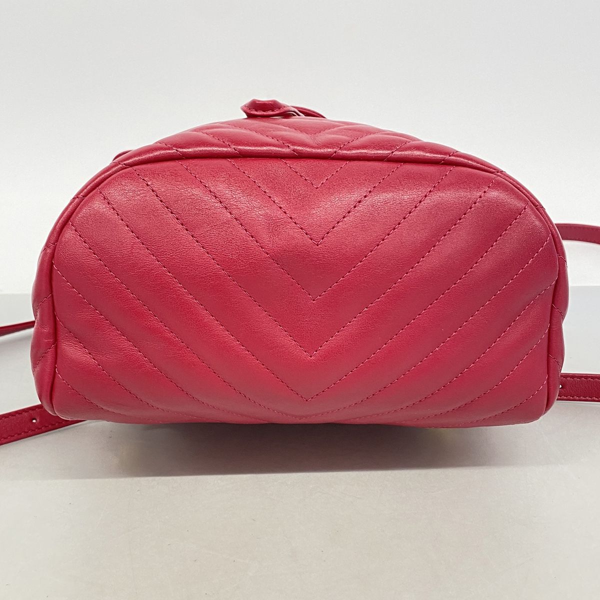 Chanel Backpack Chevron Lambskin Red Gold — view 3