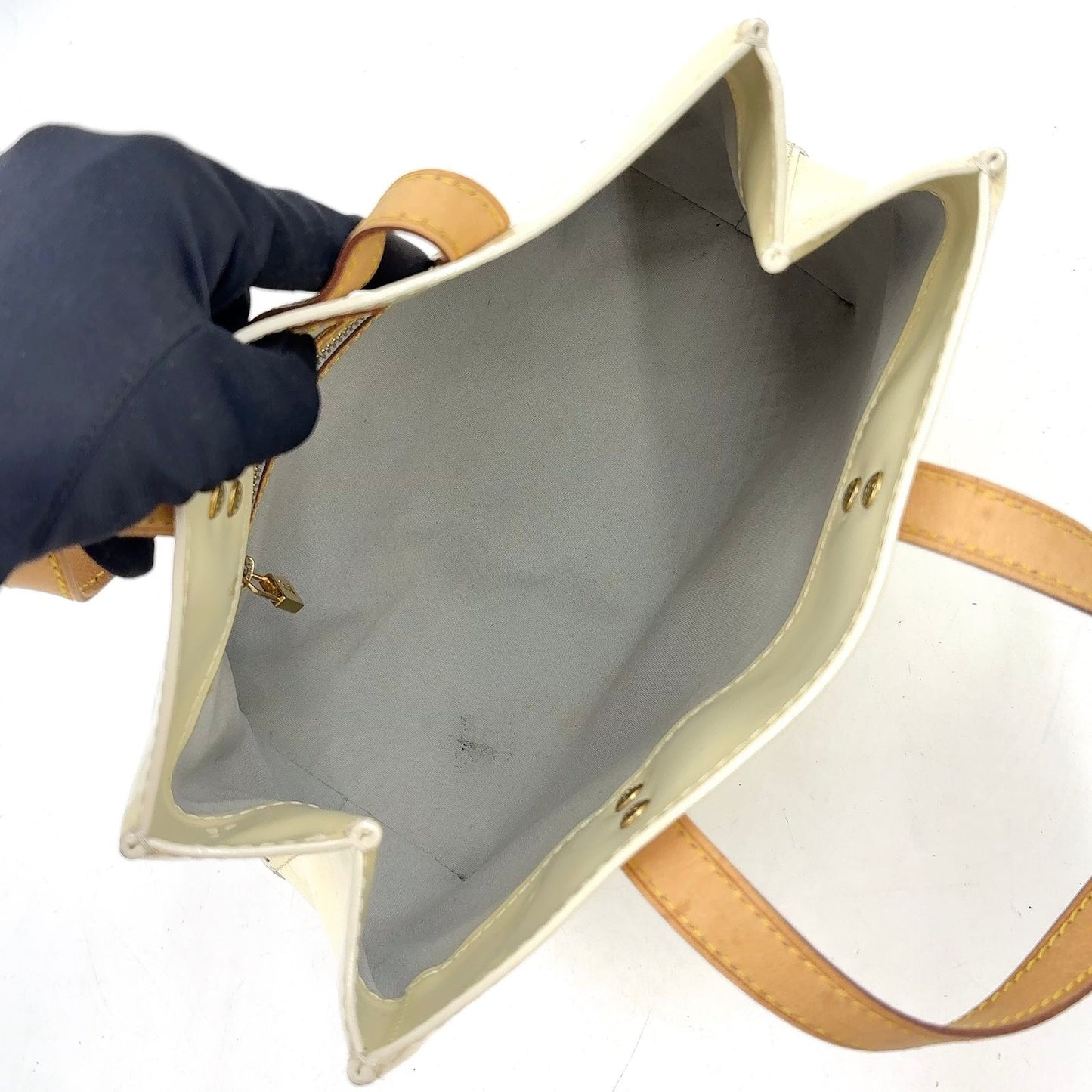 Louis Vuitton Reed PM Monogram Vernis Pe Loulou Leather Patent Off White Beige — view 3