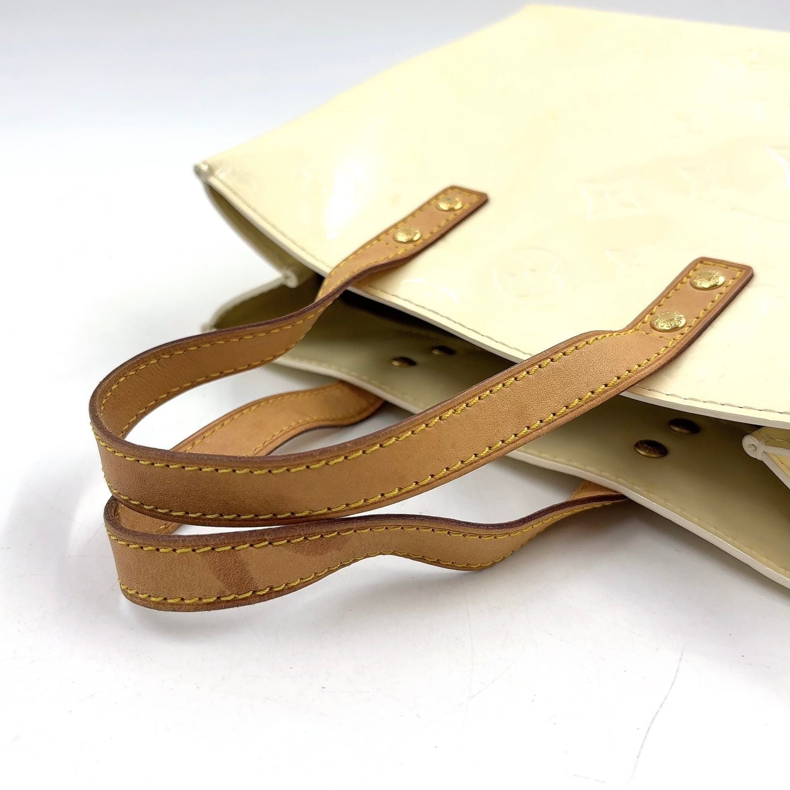 Louis Vuitton Reed PM Monogram Vernis Pe Loulou Leather Patent Off White Beige — view 5