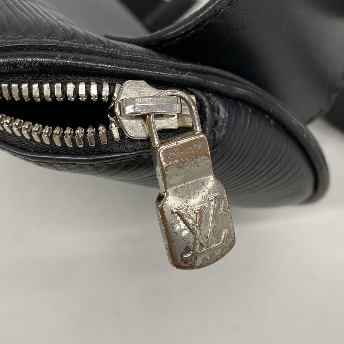 Louis Vuitton Belt Bag Epi LV Circle Noir — view 8