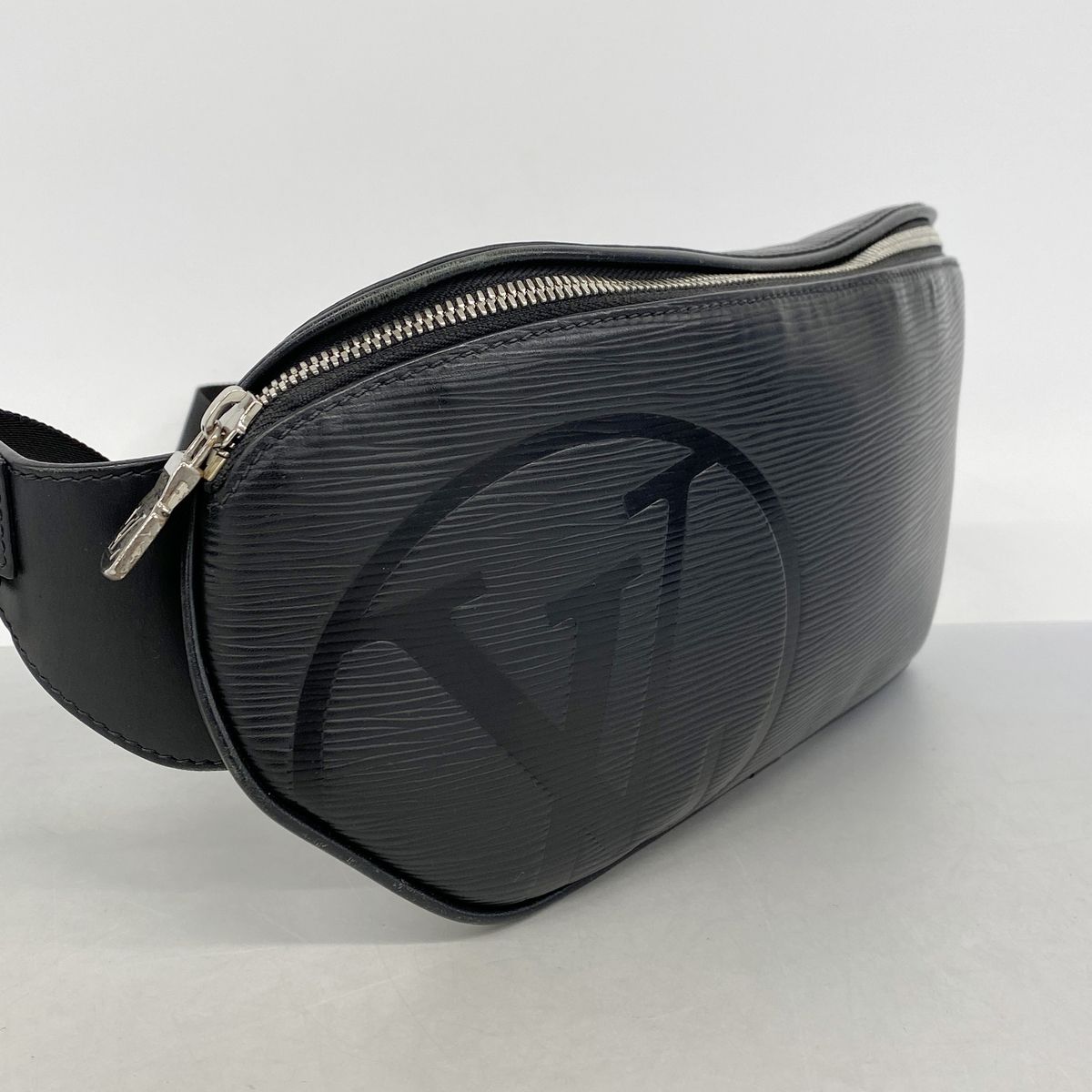 Louis Vuitton Belt Bag Epi LV Circle Noir — view 2