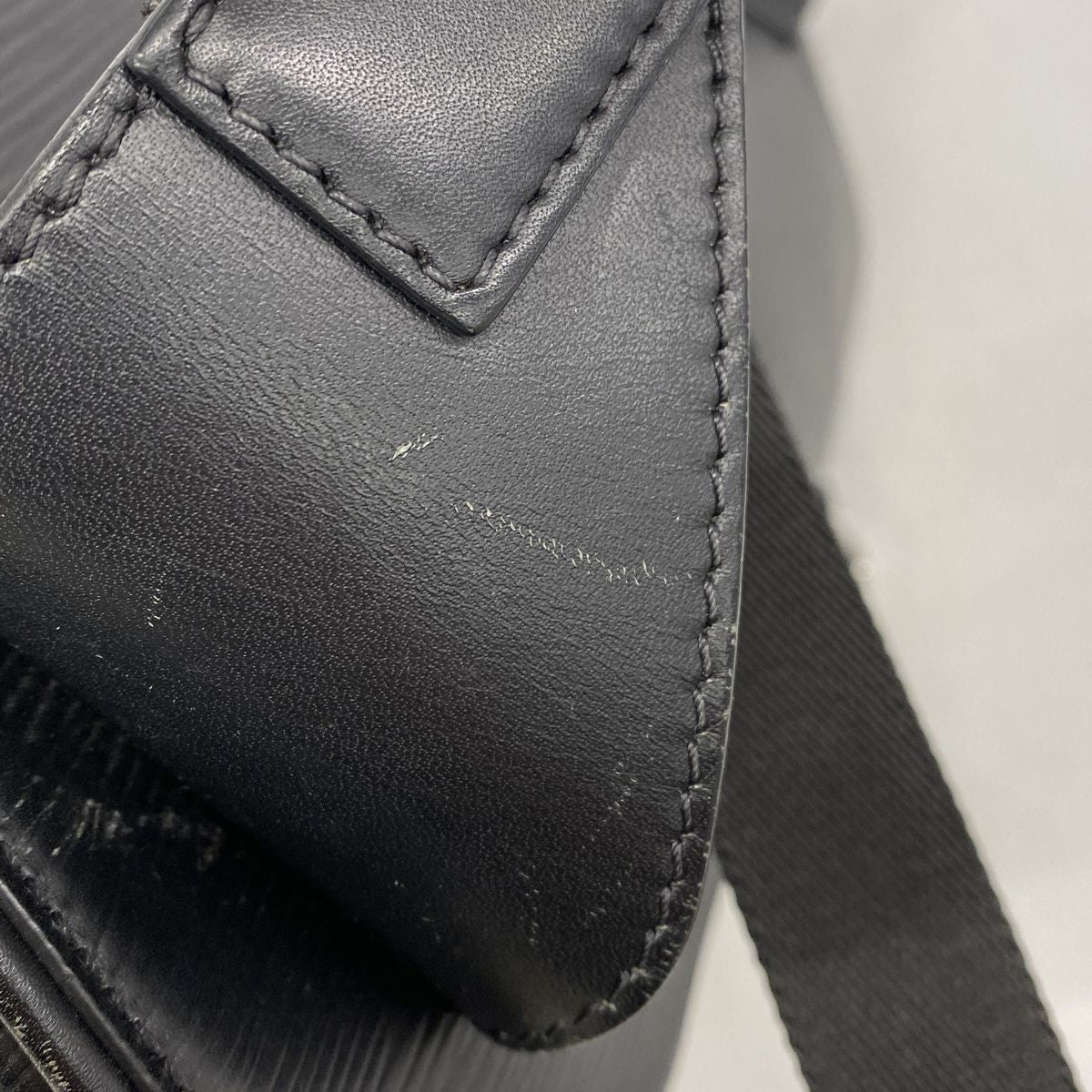 Louis Vuitton Belt Bag Epi LV Circle Noir — view 7