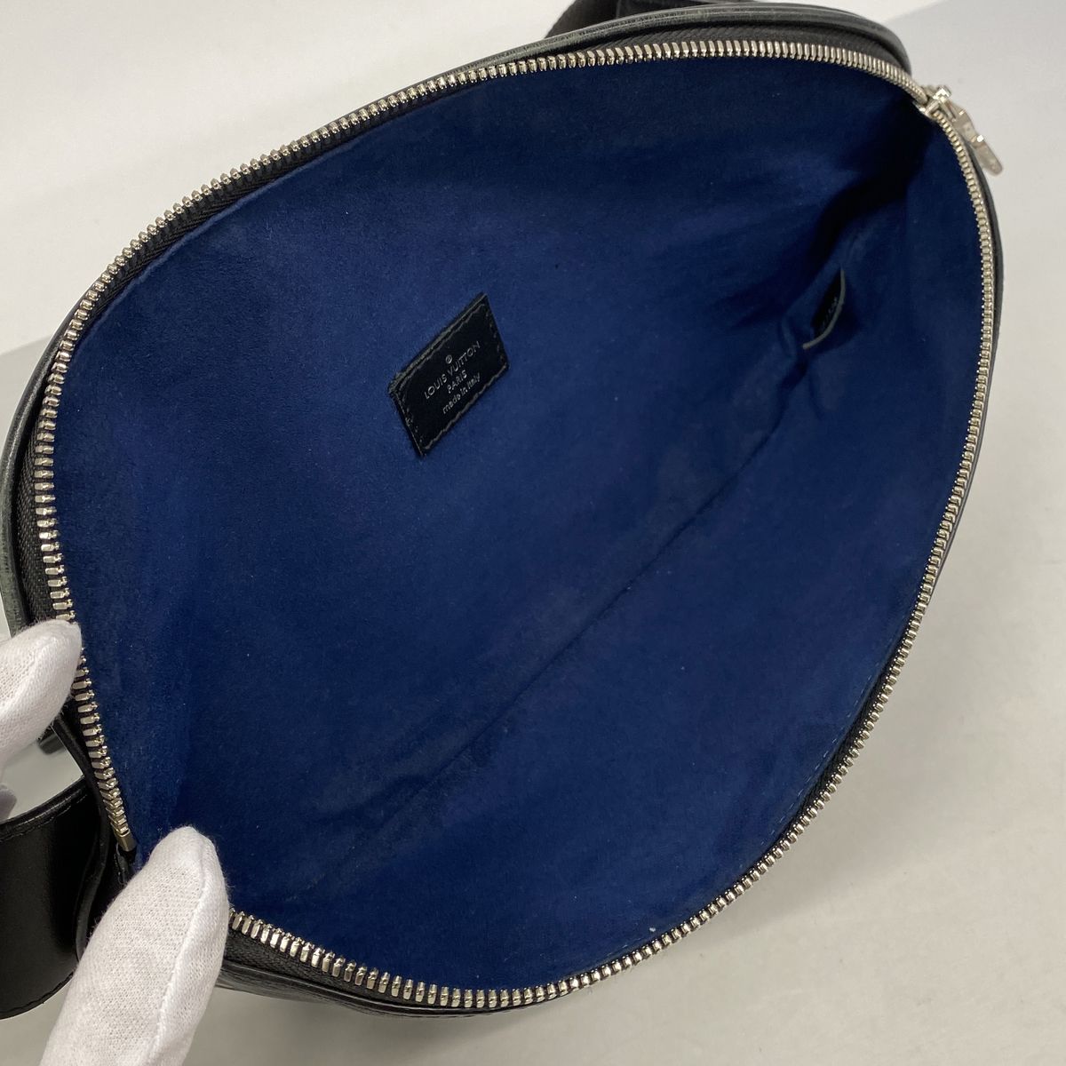 Louis Vuitton Belt Bag Epi LV Circle Noir — view 4