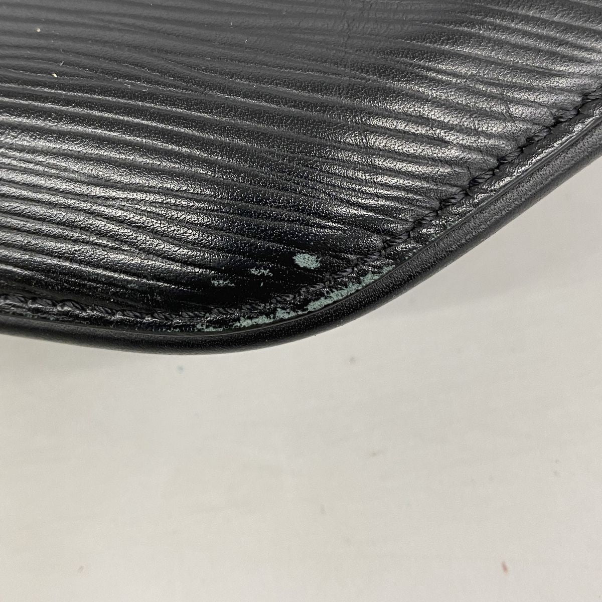 Louis Vuitton Belt Bag Epi LV Circle Noir — view 6