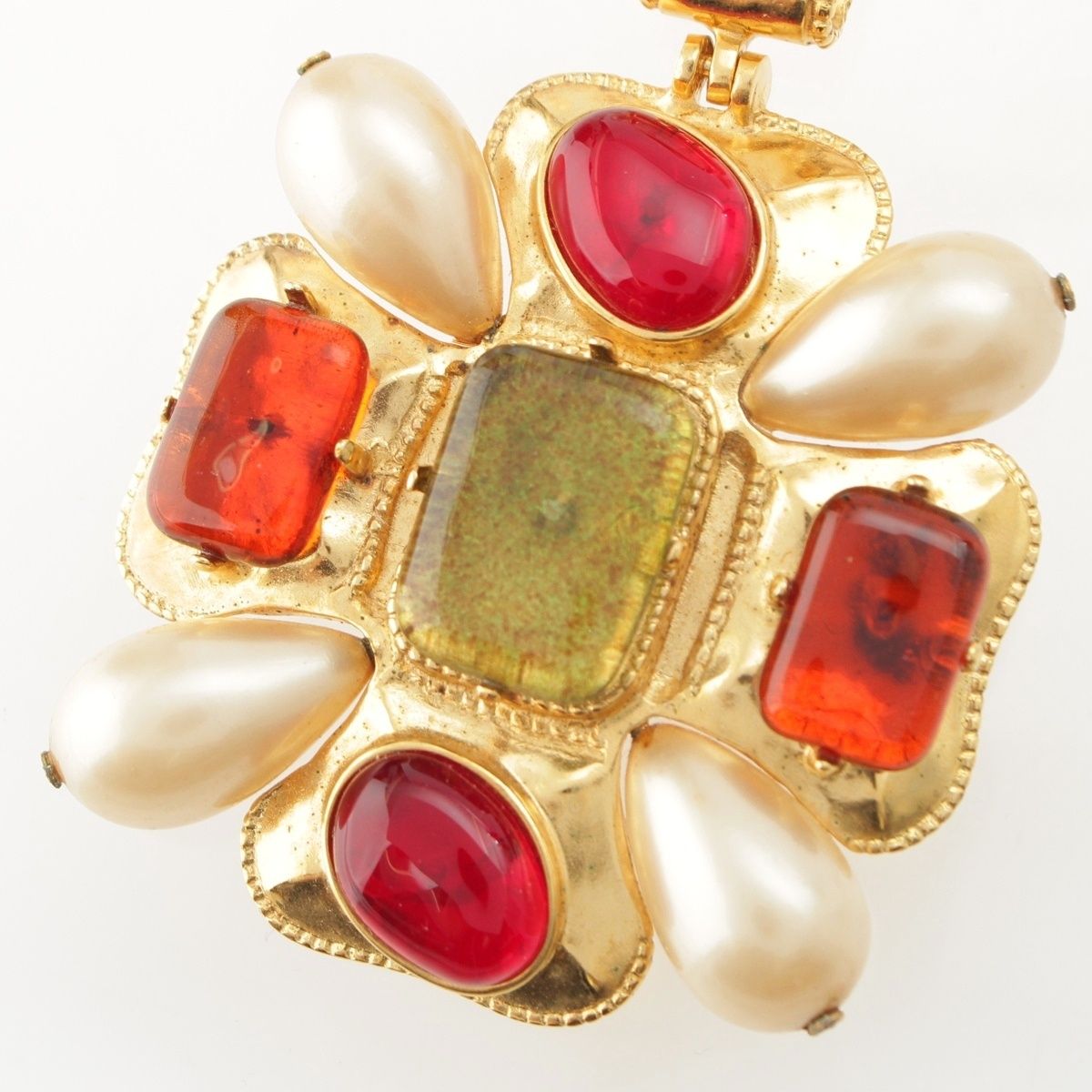 Chanel 97A Vintage Gripoix Pearl Necklace Gold — view 4