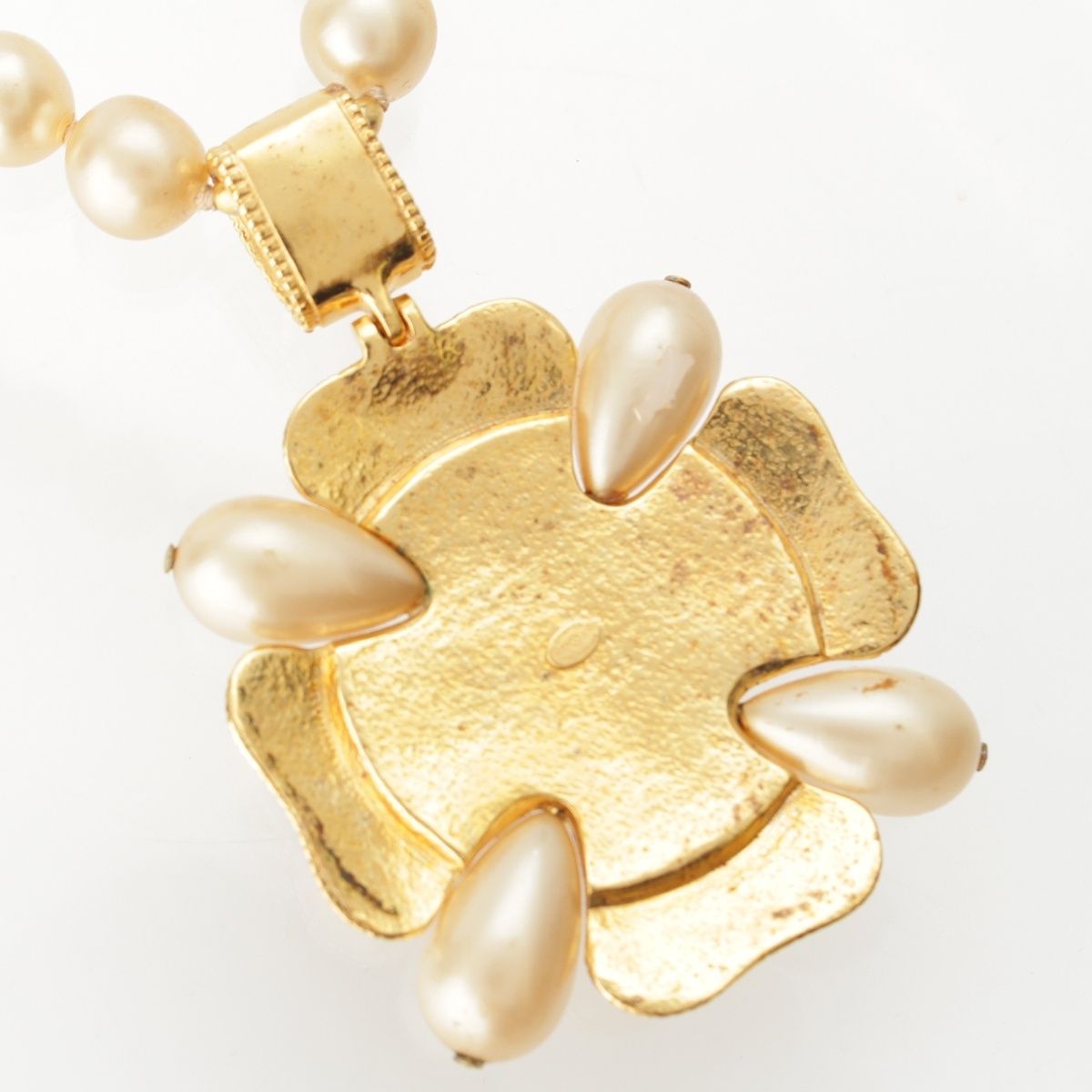 Chanel 97A Vintage Gripoix Pearl Necklace Gold — view 6