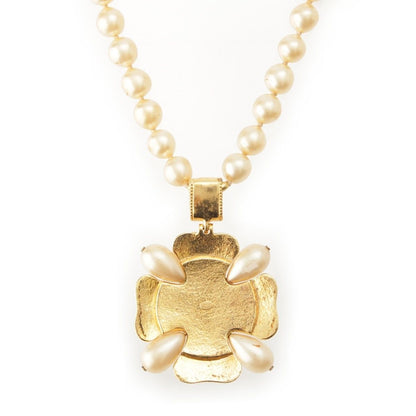 Chanel 97A Vintage Gripoix Pearl Necklace Gold — view 2