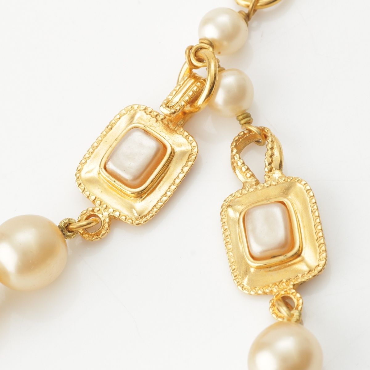 Chanel 97A Vintage Gripoix Pearl Necklace Gold — view 7