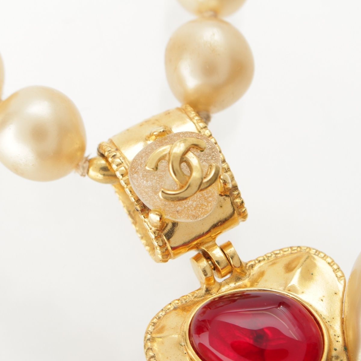 Chanel 97A Vintage Gripoix Pearl Necklace Gold — view 5