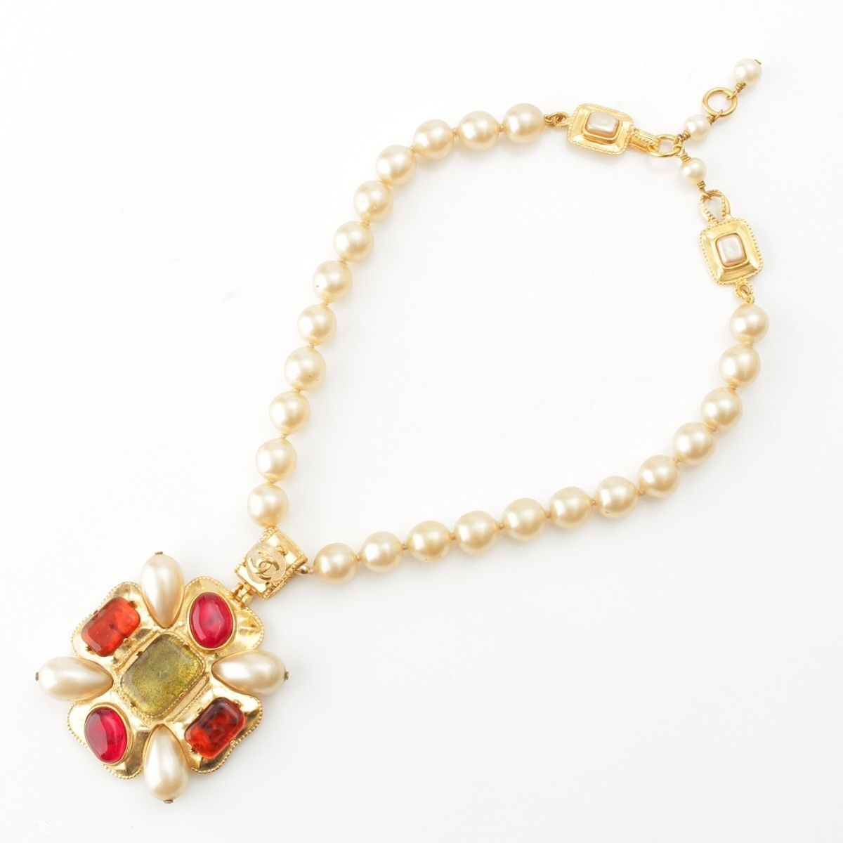 Chanel 97A Vintage Gripoix Pearl Necklace Gold — view 3
