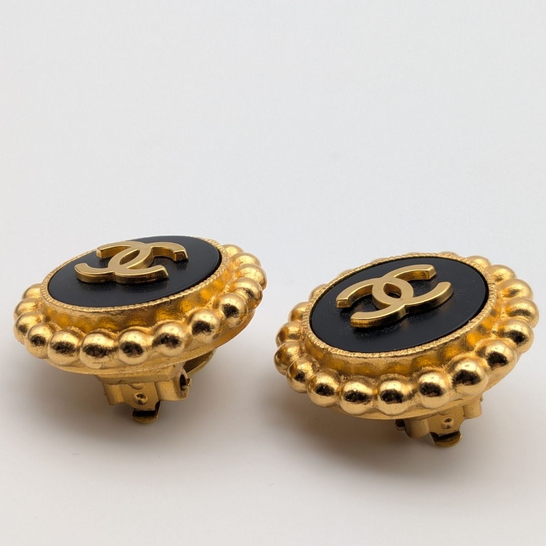 Chanel 95A Earrings CC Logo Gold Black Vintage — view 2