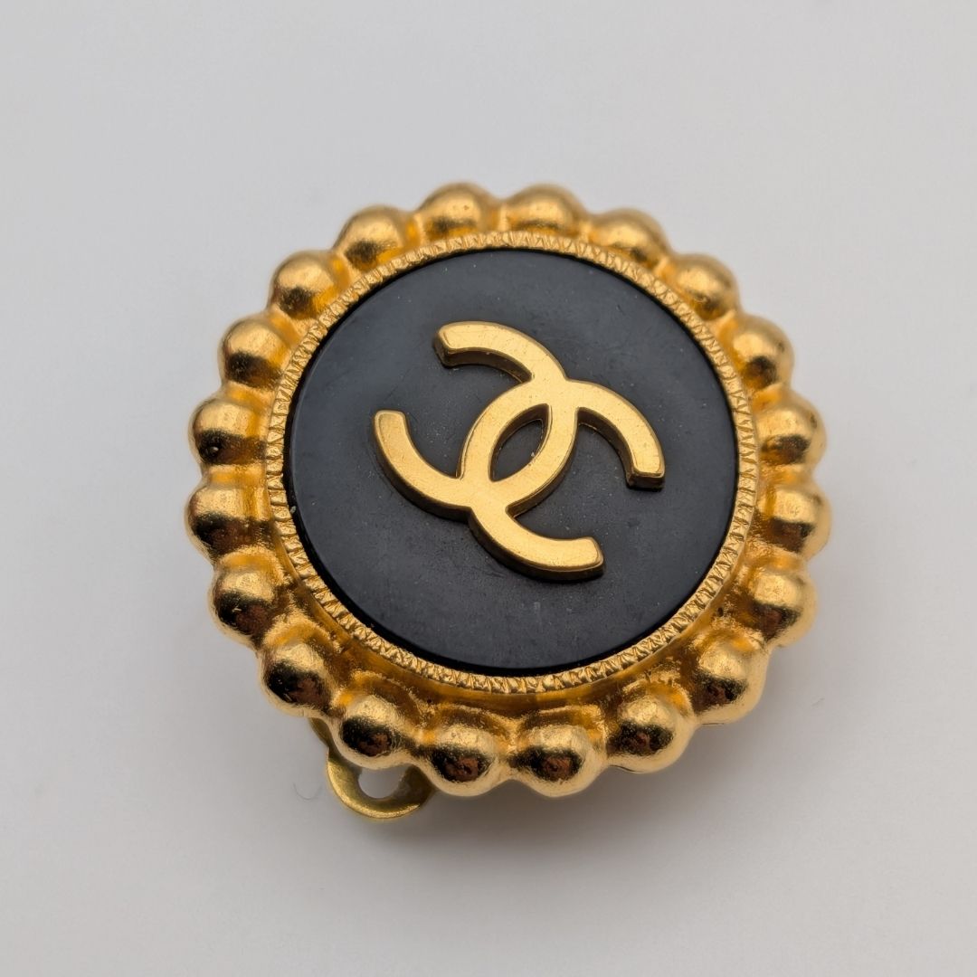 Chanel 95A Earrings CC Logo Gold Black Vintage — view 3