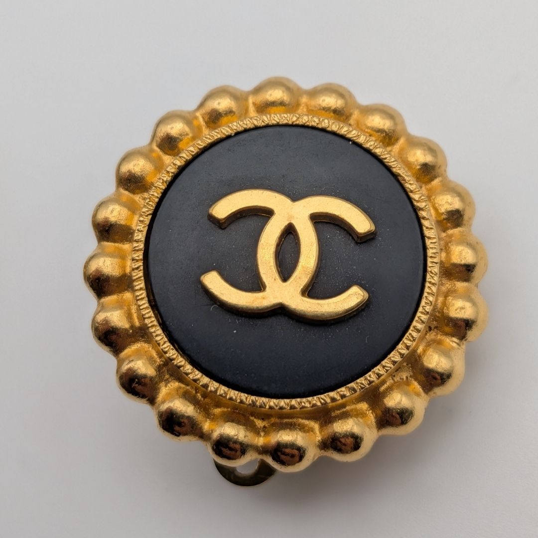 Chanel 95A Earrings CC Logo Gold Black Vintage — view 4