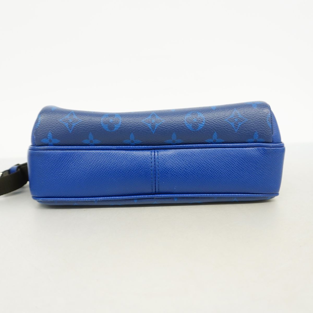Louis Vuitton Shoulder Bag Taigarama Outdoor Messenger PM Cobalt — view 3