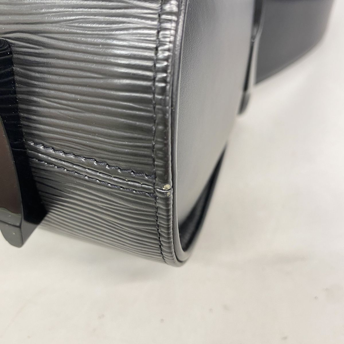Louis Vuitton Shoulder Bag Epi Nocturne GM Noir — view 6
