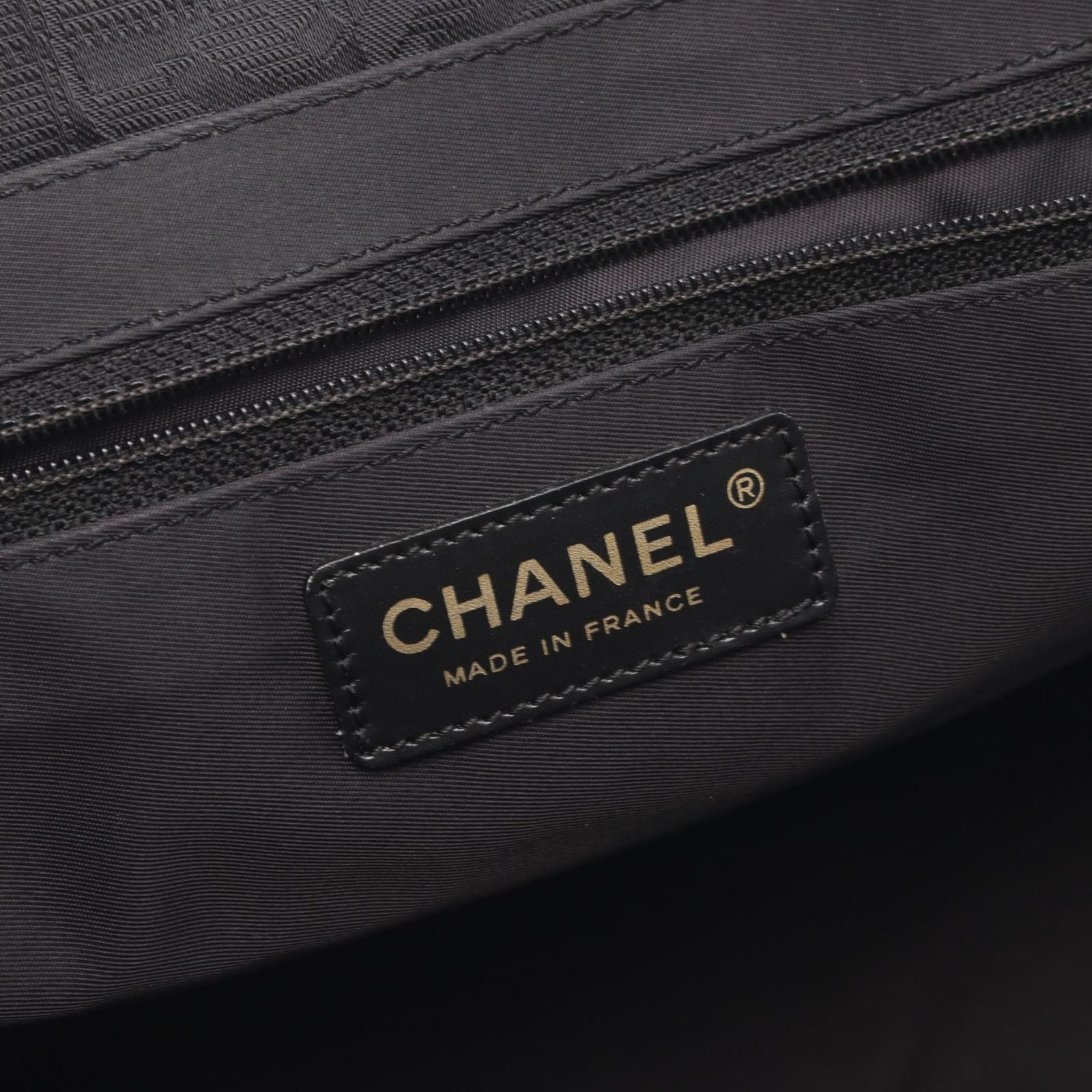 Chanel Tote Bag New Travel Line MM Black Leather MM — view 4