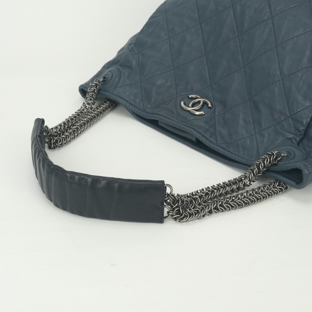 Chanel Quilted Tote Lambskin Navy Blue Gunmetallic CC Logo Chain Shoulder Bag — view 4