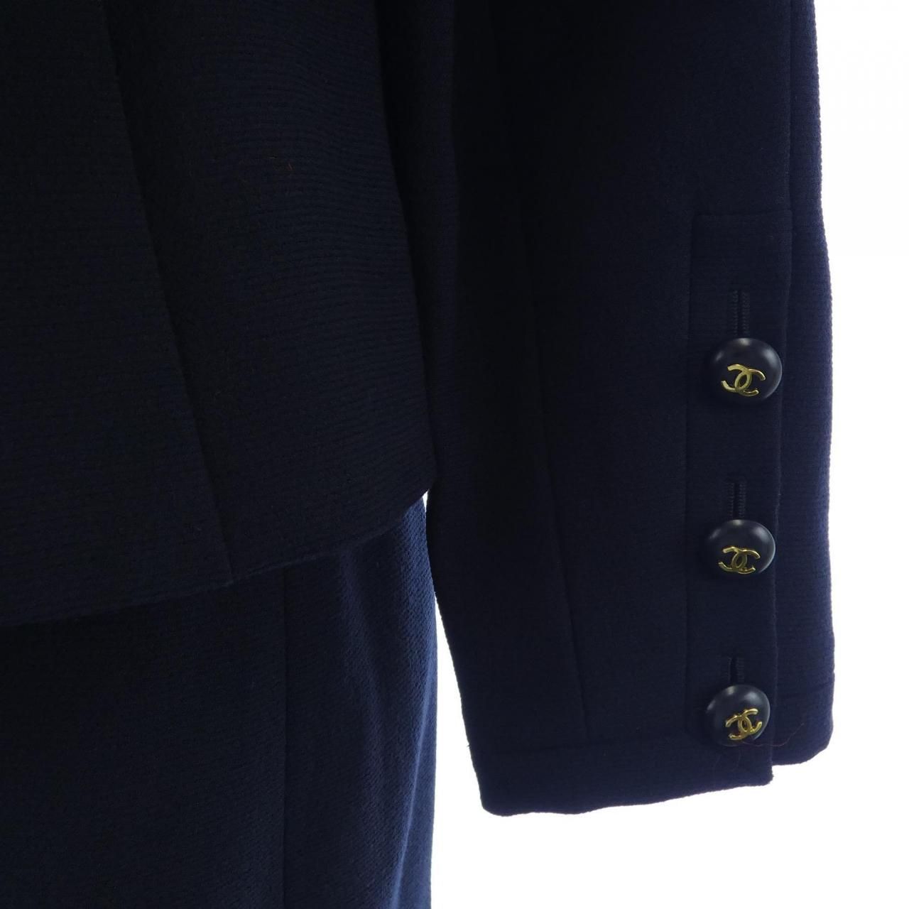 Chanel Vintage 95c Suit — view 6