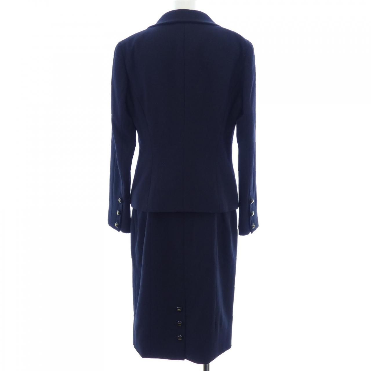 Chanel Vintage 95c Suit — view 2