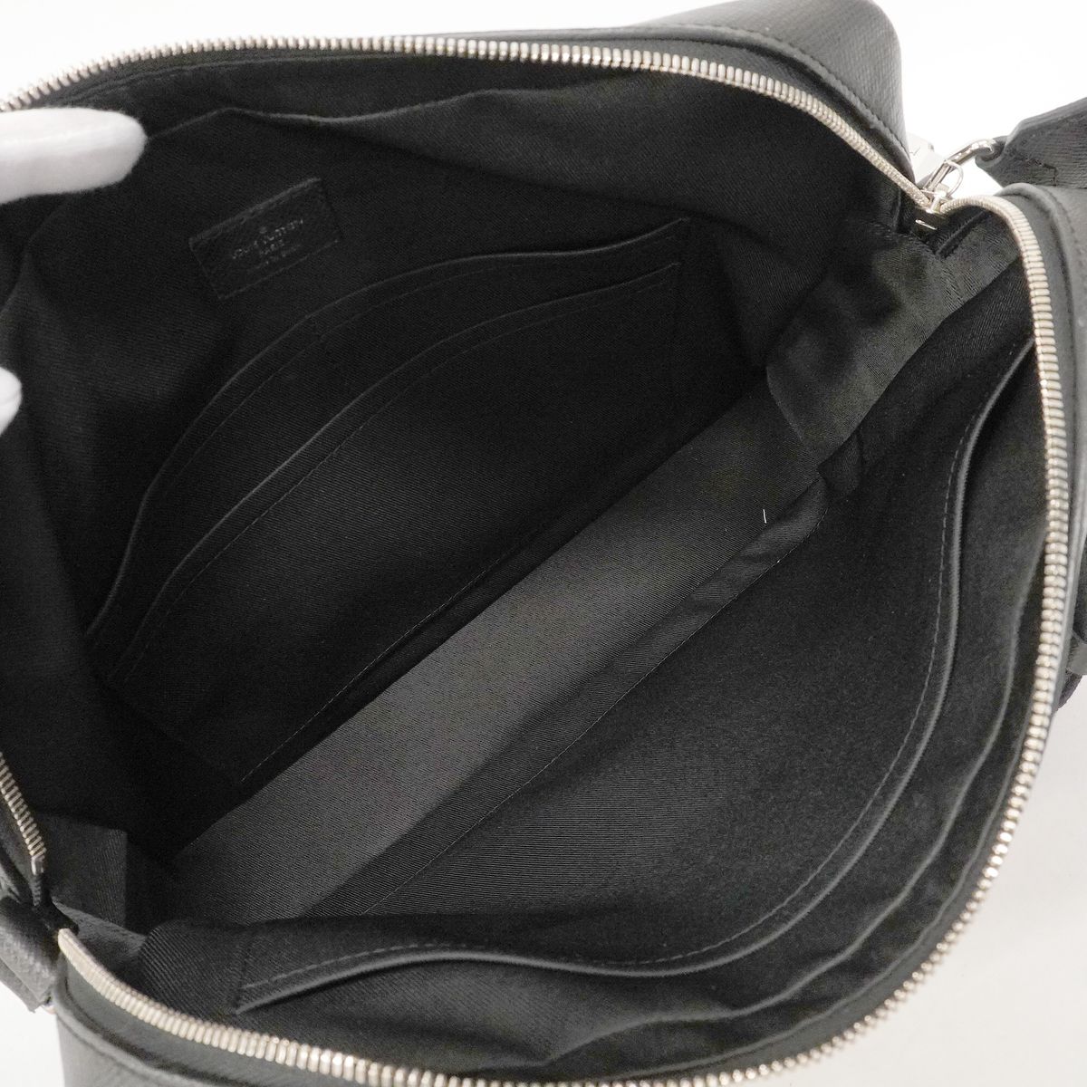 Louis Vuitton Shoulder Bag Taiga Anton Messenger MM Ardoise — view 4