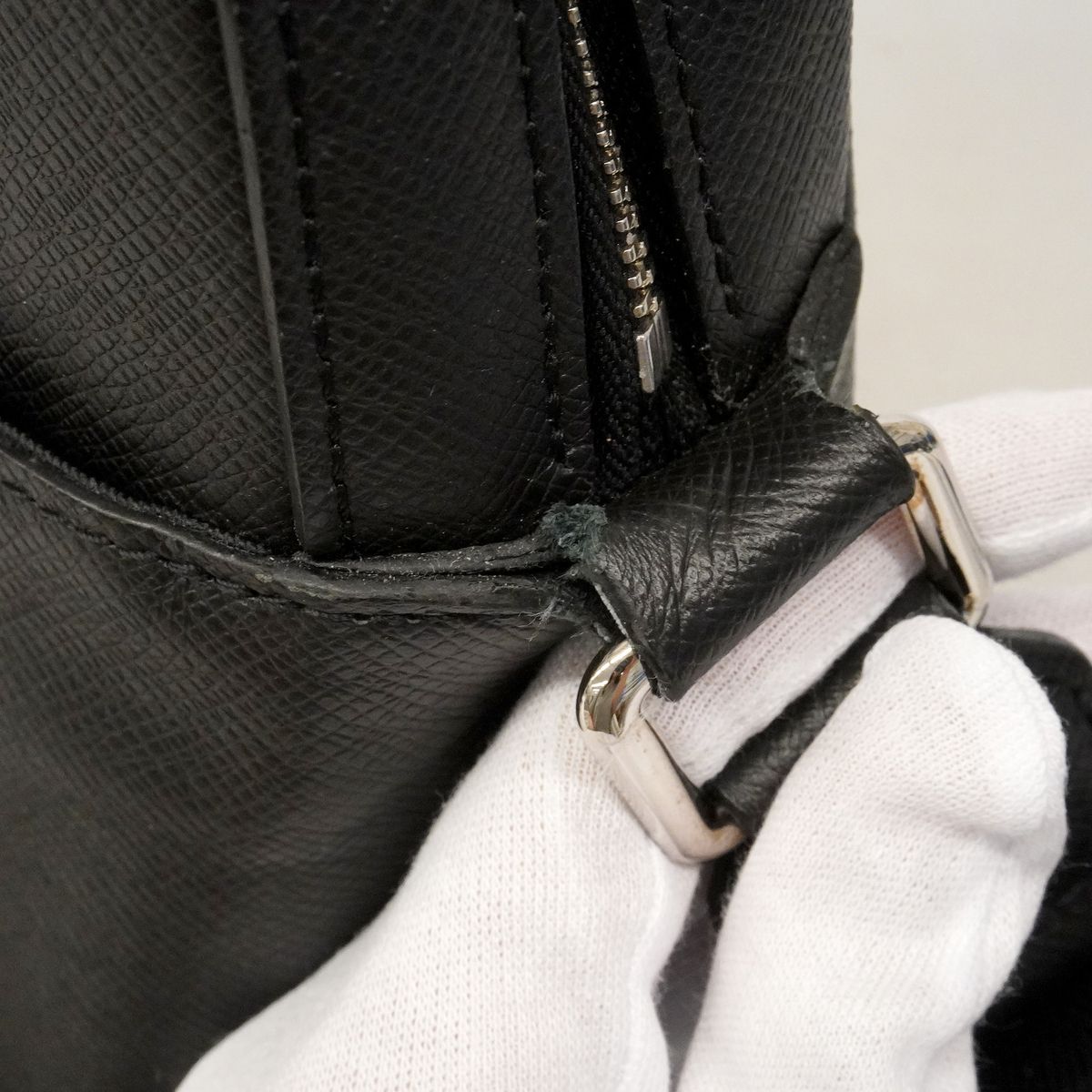 Louis Vuitton Shoulder Bag Taiga Anton Messenger MM Ardoise — view 7