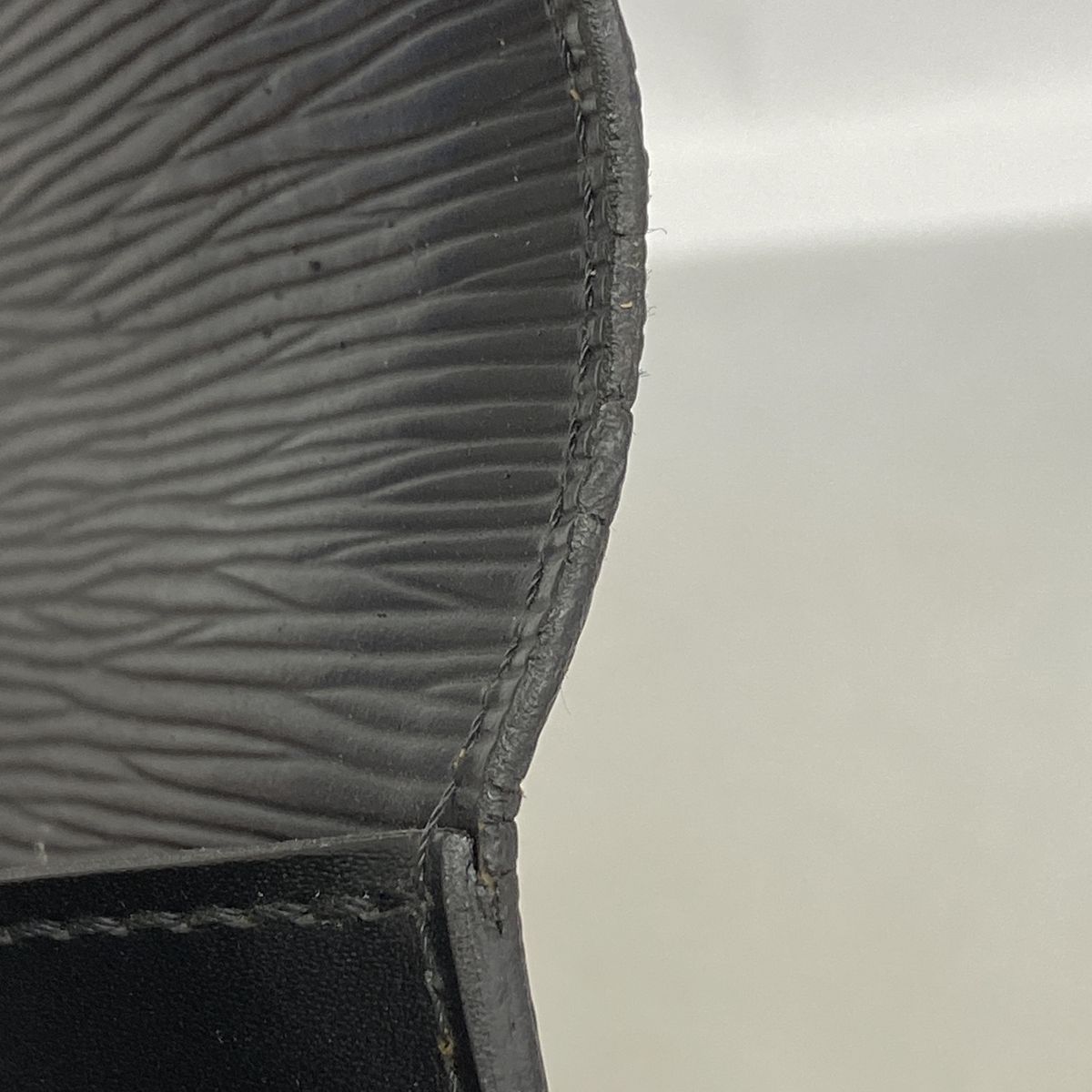 Louis Vuitton Clutch Epi Pochette Series Dragonne Noir — view 7
