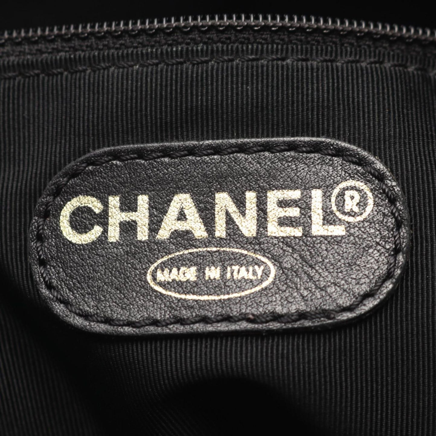 Chanel Shoulder Bag CC Logo Black Caviar Leather Chain — view 4