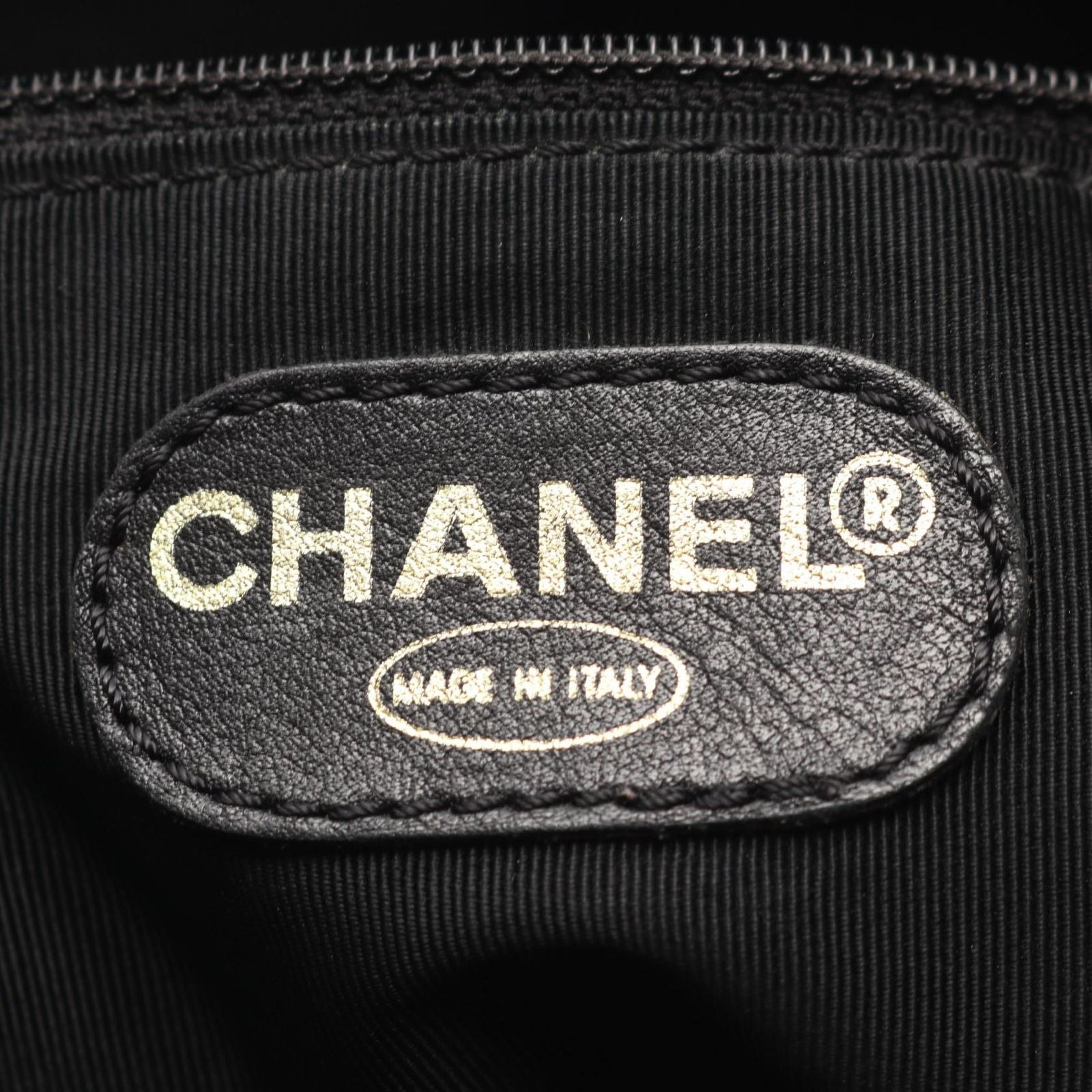Chanel Shoulder Bag CC Logo Black Caviar Leather Chain — view 4