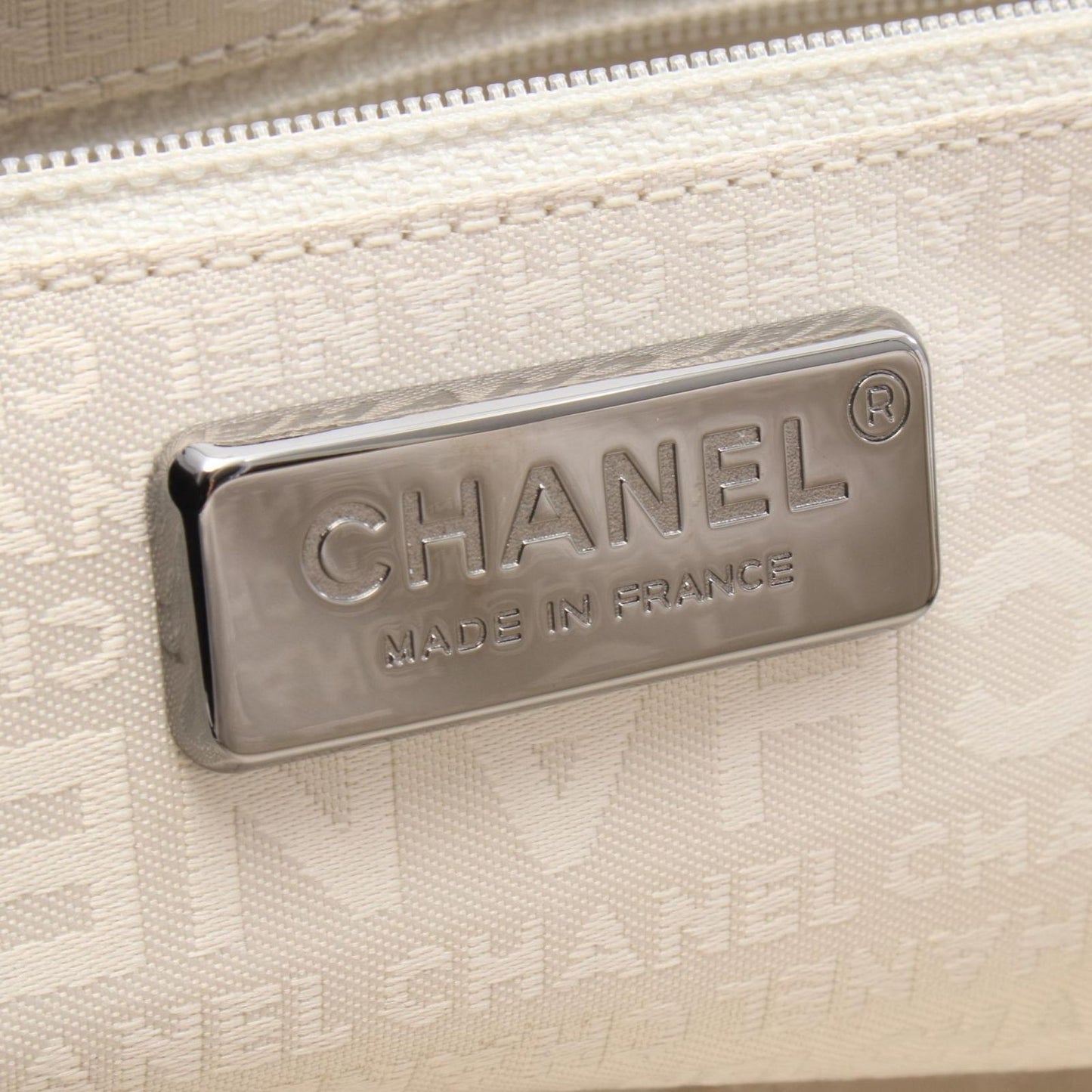 Chanel Handbag Quilted Kiss Lock Blanc Leather — view 4