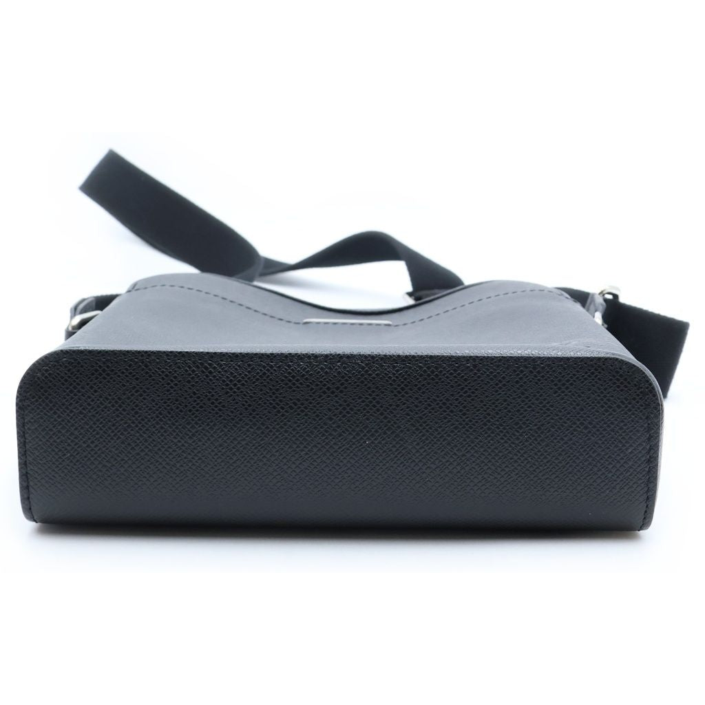 Louis Vuitton Taiga Anton Messenger PM Shoulder Bag Black Leather — view 4