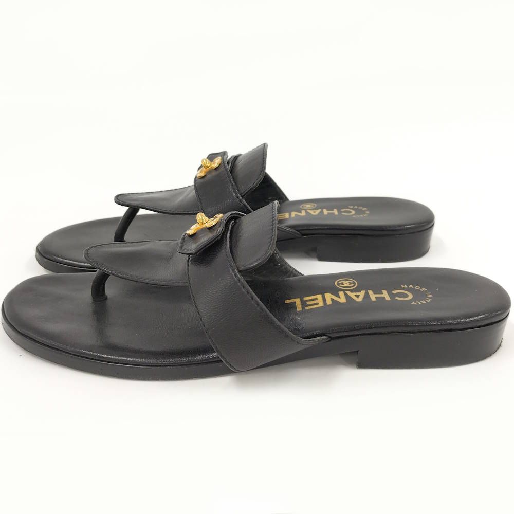 Chanel Thong Sandals Turnlock CC Logo Leather Gold — view 2