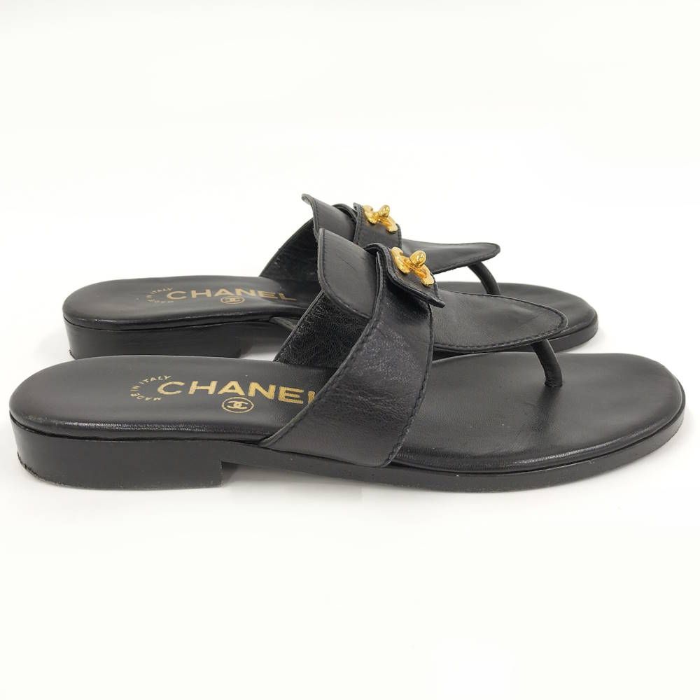 Chanel Thong Sandals Turnlock CC Logo Leather Gold — view 3