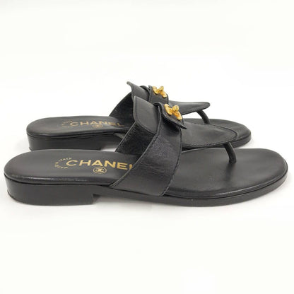 Chanel Thong Sandals Turnlock CC Logo Leather Gold — view 3