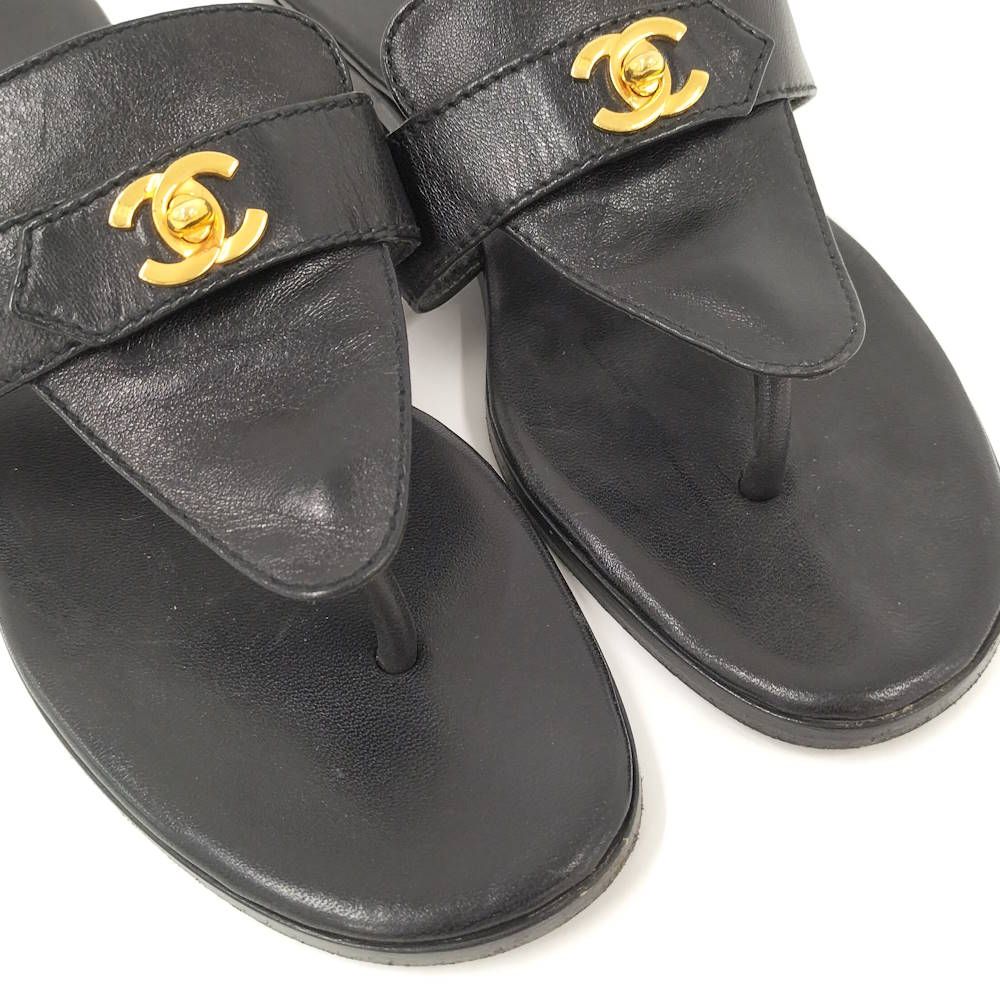 Chanel Thong Sandals Turnlock CC Logo Leather Gold — view 7
