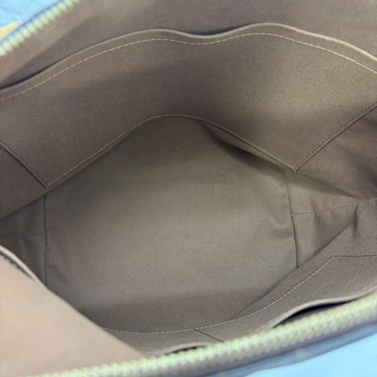 Louis Vuitton Totally MM Monogram Tote Bag — view 5