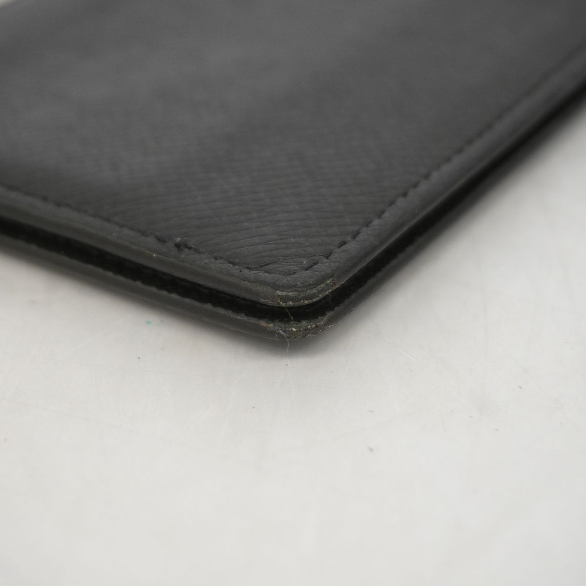 Louis Vuitton Billfold Taiga Portefeuille Pince Noir Wallet — view 7