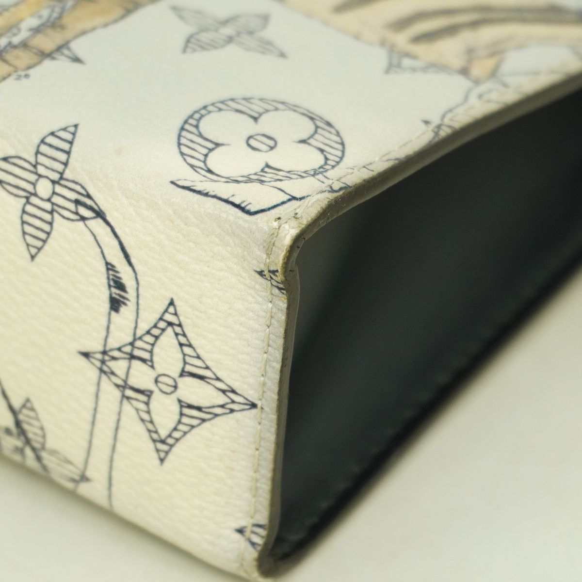 Louis Vuitton Clutch Monogram Savannah Pochette Voyage MM White — view 7