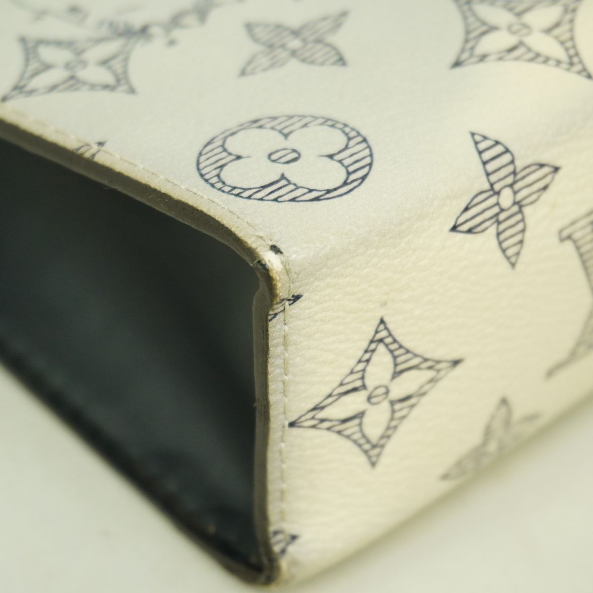 Louis Vuitton Clutch Monogram Savannah Pochette Voyage MM White — view 6