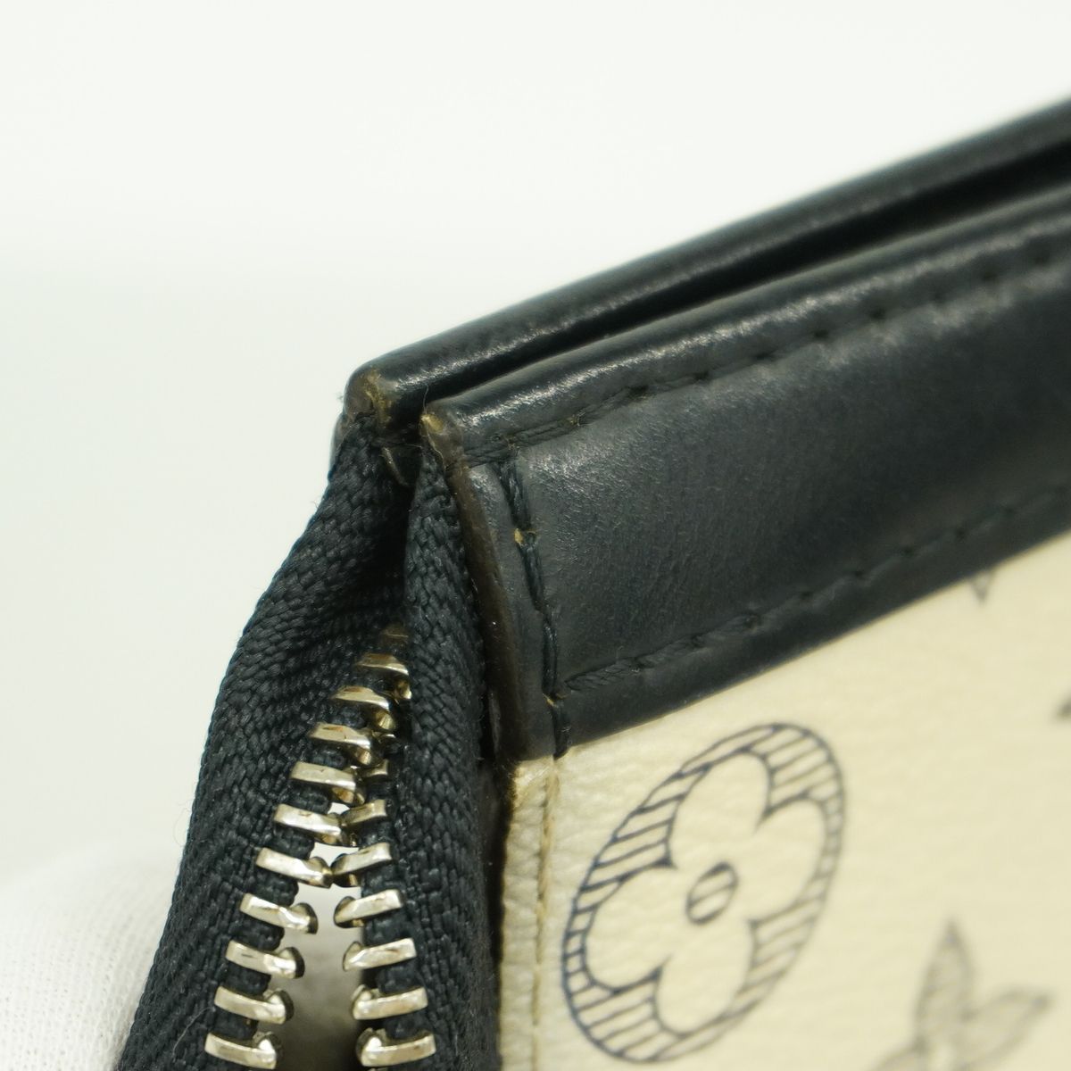 Louis Vuitton Clutch Monogram Savannah Pochette Voyage MM White — view 8