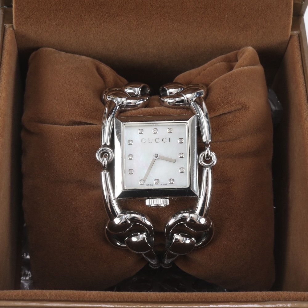 Gucci Signoria Diamond Shell Watch Silver