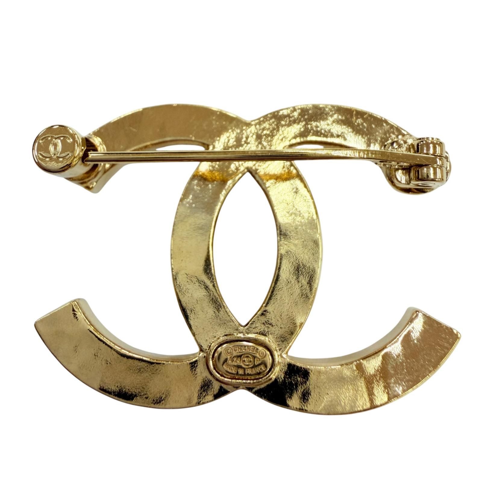 Chanel Metal CC Logo Rhinestone Brooch Gold — view 4