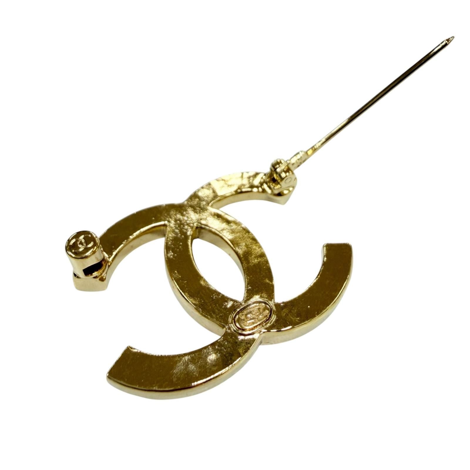 Chanel Metal CC Logo Rhinestone Brooch Gold — view 5